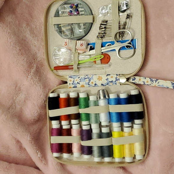 Floral sewing kit New - Picture 2 of 5